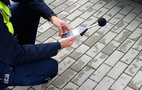 Sonometr w rękach policjanta