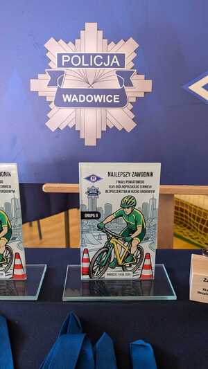 Na tle policyjnego logo statuetka z turnieju.