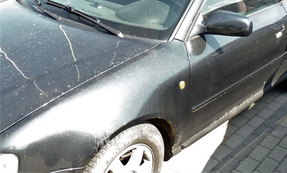 Samochód osobowy koloru ciemnego