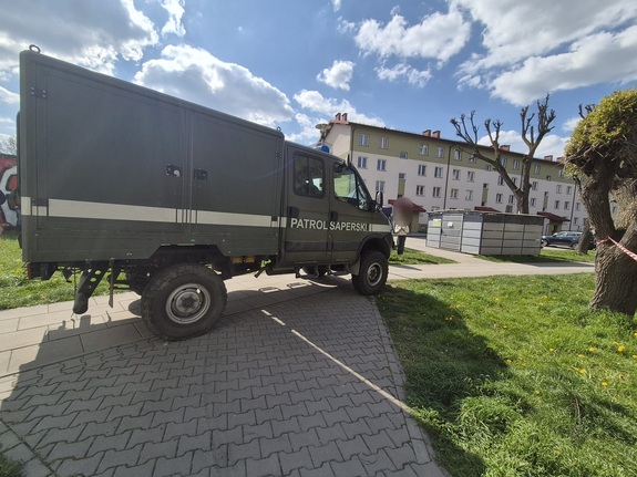 Wóz saperski na tle bloku