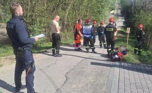 Na zdjęciu grupa strażaków, policjant oraz przedstawiciel medyczny i strażak
