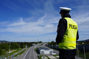 Policjant ruchu drogowego.  W tle droga