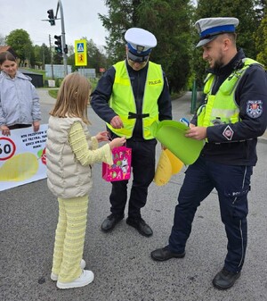 Dwóch policjantów ruchu drogowego i dwie dziewczynki