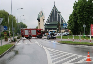 Miejsce potrącenia kobiety na przejściu dla pieszych. Widać radiowóz i wóz strażacki