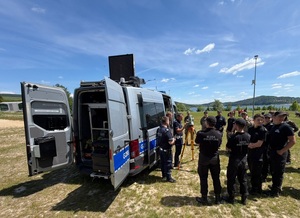 Policjanci ruchu drogowego, uczniowie klas policyjnych i samochód policyjny