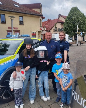 Policjant i policjantka oraz piątka dzieci