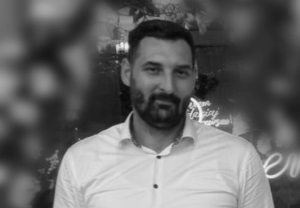 Zdjęcie zmarłego funkcjonariusza Policji mł. asp. Mateusza Fidelusa