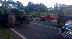 Miejsce wypadku. Rozbity samochód osobowy, ciągnik rolniczy i po prawej dwie karetki