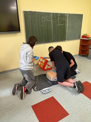 uczniowie podczas udzielani pierwszej pomocy poszkodowanemu - scenka