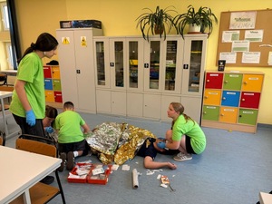 uczniowie jednej z drużyn udzielają pomocy poszkodowanemu - scenka