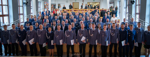 Na auli grupa policjantów oraz zaproszeni goście