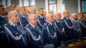 Stojący w szeregach umundurowani policjanci
