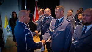 Komendant Powiatowy gratulujący wyróżnionym policjantom