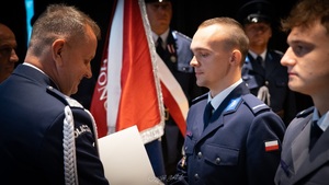 Komendant Wojewódzki wręczający akt mianowania policjantowi