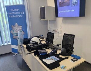 Policyjny sprzęt poukładany na stoiku