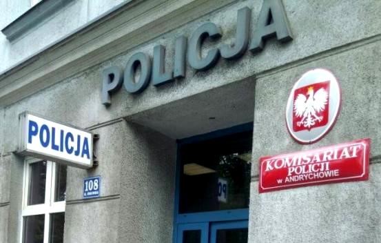 Drzwi wejściowe do komisariatu. Nad nimi napis Policja, po prawej stronie Godło Polski i tabliczka z napisem Komisariat Policji w Andrychowie. Po lewej nazwa i numer ulicy  oraz napis Policja.