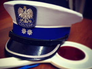 Policyjna czapka ruchu drogowego oraz tarcza sygnalizacyjna