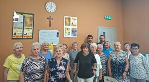 Grupa seniorek i dwóch policjantów