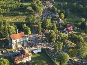 Widok z lotu ptaka, kościół i pielgrzymi