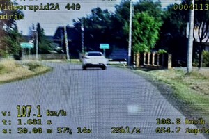 Zdjęcie z wideorejestratora, samochód i zarejestrowana prędkość