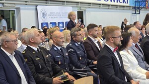 Komendant Powiatawy Policji w Wadowicach mł.insp. Mateusz Dańda wraz z innymi zaproszonymi gości podczas inaguracji roku szkolnego 2026/2027