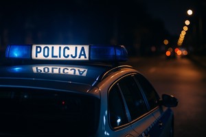 Policyjny radiowóz w porze nocnej