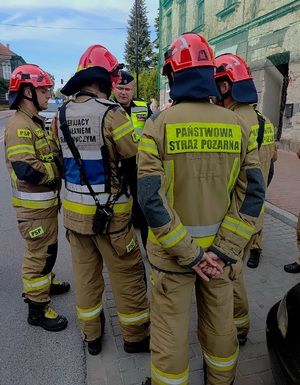 Czterech strażaków i policjant