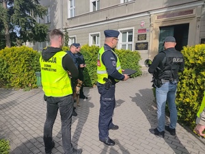 Pięciu policjantów przed szkołą