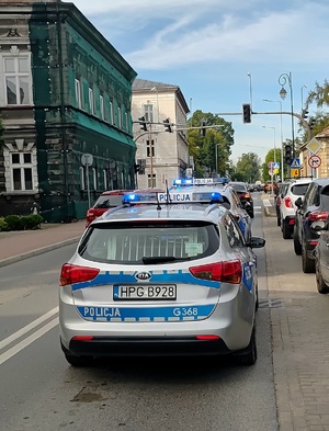 Radiowozy na pasie jezdni