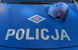 Kask ochronny na masce radiowozu