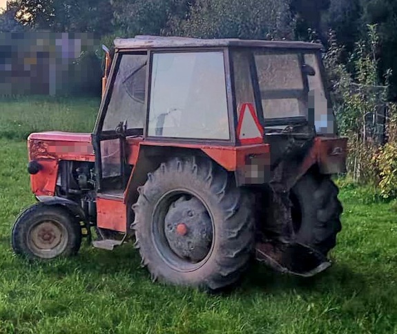 Traktor koloru czerwonego