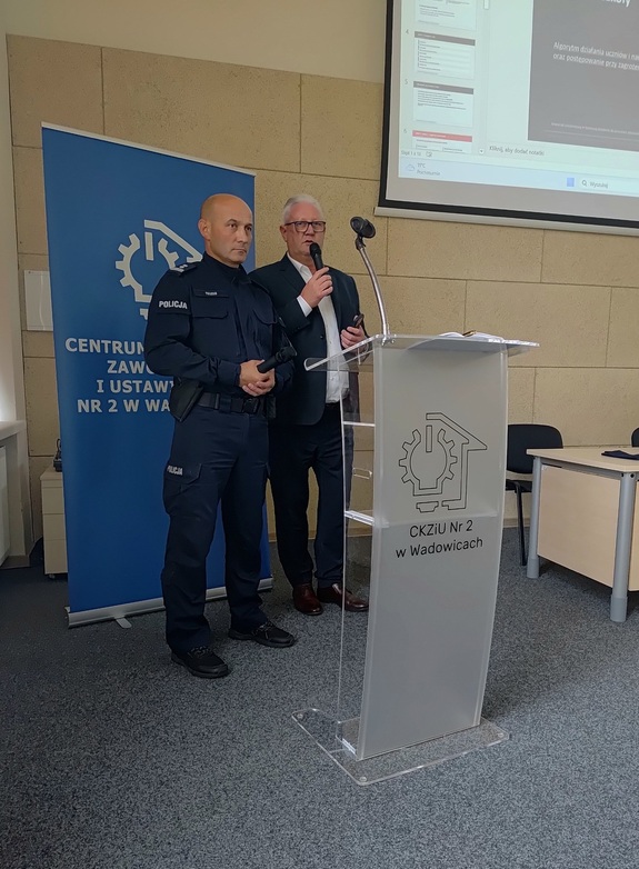 Komendant Policji i Starosta przy mównicy