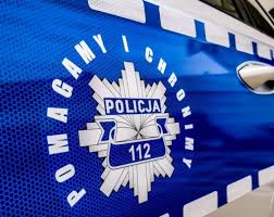 Na niebieskim tle odznaka policyjna koloru szarego z napisem Policja 112, wokoło napis Pomagamy i Chronimy