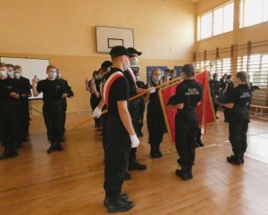 Ślubowanie uczniów klas 1 o profilu policyjnym na sztandar szkoły.