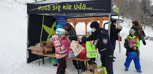 narciarze w obecności policjantki na stoku Czarny Groń