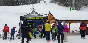 narciarze na stoku Czarny Groń