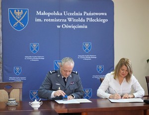 Komendant Powiatowy Policji w Wadowicach oraz Rektor Małopolskiej Uczelni Państwowej w Oświęcimiu w trakcie podpisywania porozumienia