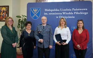 Komendant Powiatowy Policji w Wadowicach, po jego prawej i lewej stronie stoją dwie kobiety, wśród nich Rektor Małopolskiej Ucelni Państwowej w Oświęcimiu