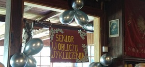 zawieszony w pomieszczeniu plakat z napisem &quot;senior w obliczu wykluczenia&quot;