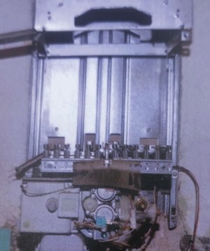 Wyrwana nagrzewnica z piecyka gazowego znajdującego się na ścianie
