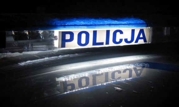 Na czarnym tle sygnały świetlne i dźwiękowe na dachu pojazdu.Na białym tle niebieski napis Policja, nad nim niebieskie światło.